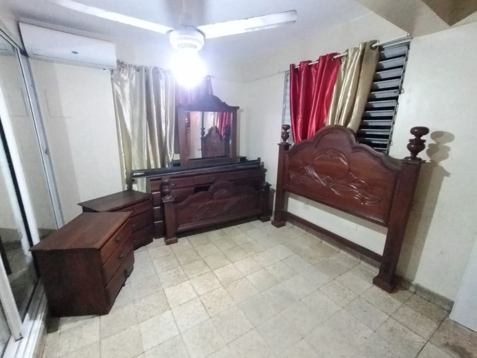 Juego de cuartohabitaciónaposento. En Caoba Centenaria Pura Foto 7306687-1.jpg