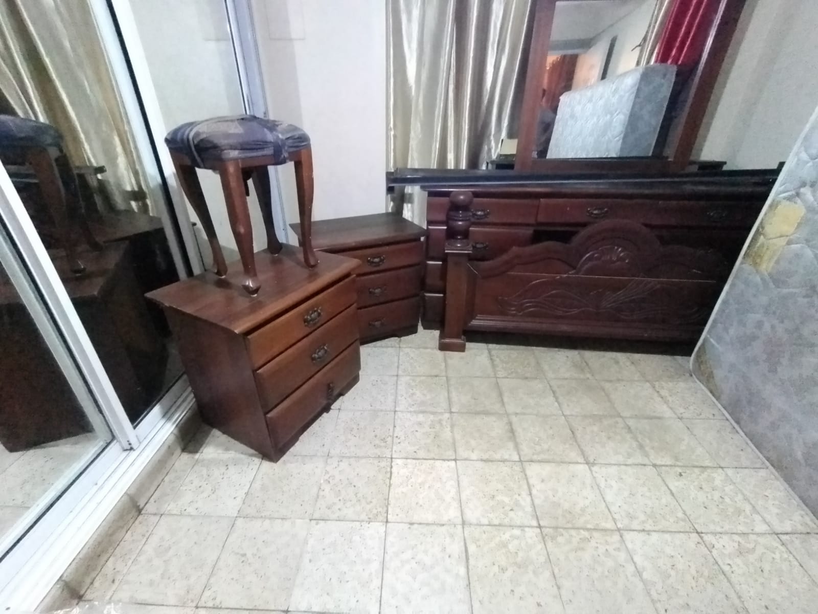 Juego de cuartohabitaciónaposento. En Caoba Centenaria Pura Foto 7306687-3.jpg