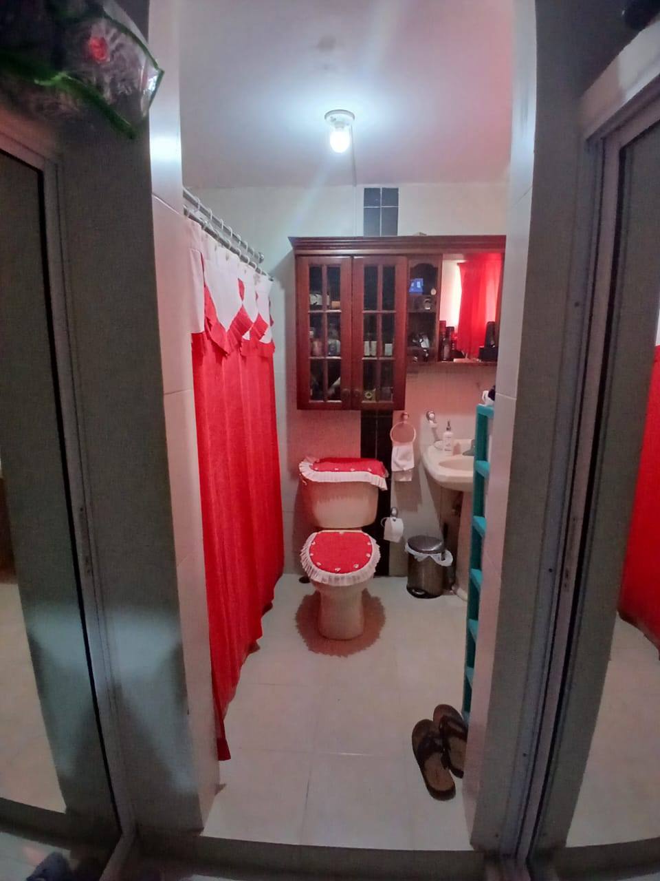 Vendo casa de 2 niveles en Residencial Amalia Santo Domingo Este.  Foto 7307025-9.jpg
