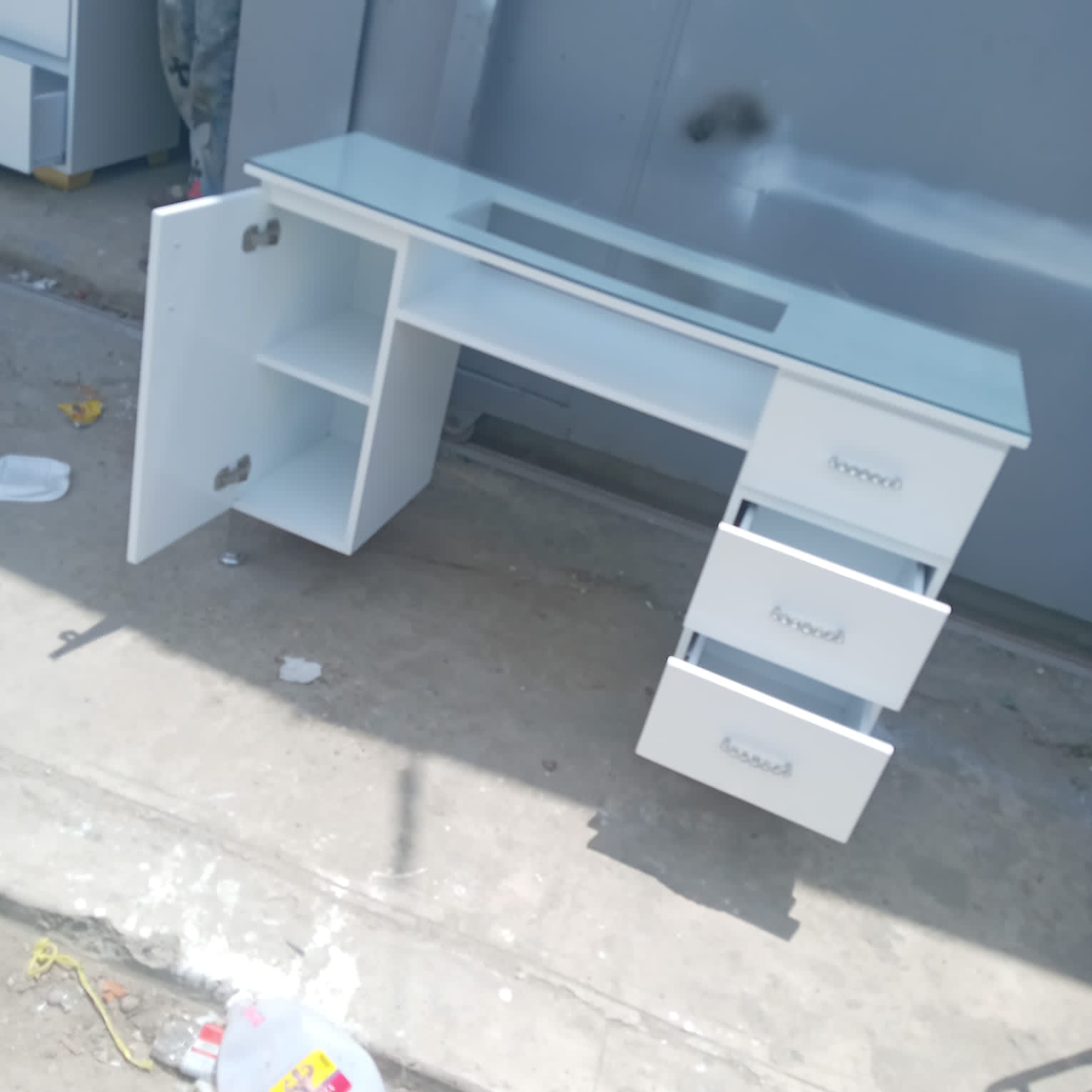 Se Venden Mesas de Uñas con Tope en Cristal y Exibidores de Esmaltes P Foto 7307365-3.jpg