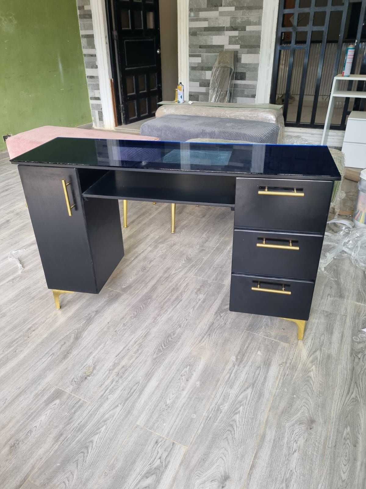 Se Venden Mesas de Uñas con Tope en Cristal y Exibidores de Esmaltes P Foto 7307365-8.jpg