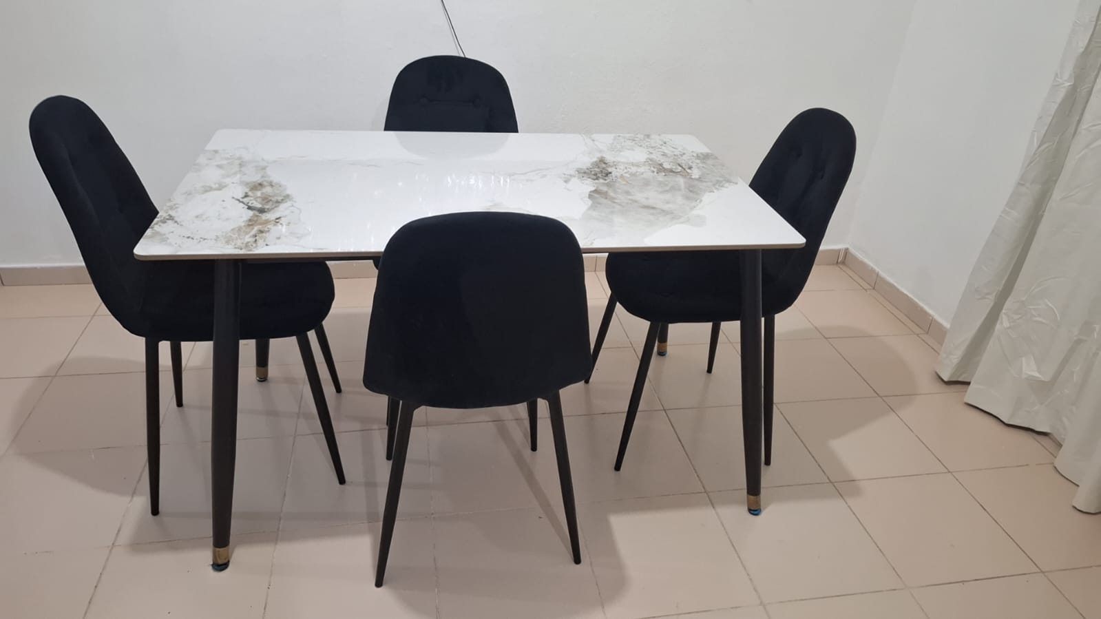Vendo Conedor de 4 sillas mesa. Tope de marmol. 9500 negociable  Foto 7308184-1.jpg