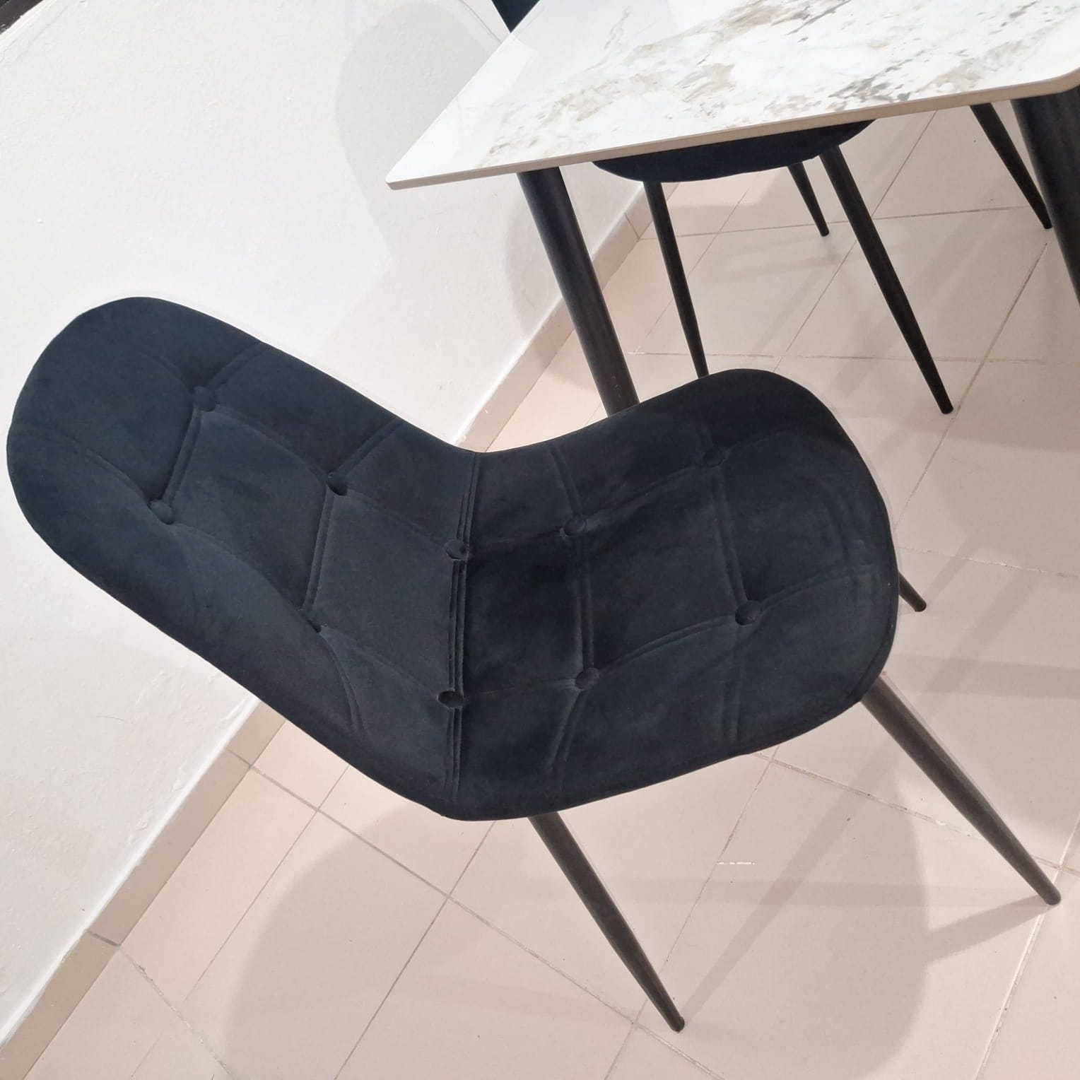 Vendo Conedor de 4 sillas mesa. Tope de marmol. 9500 negociable  Foto 7308184-2.jpg