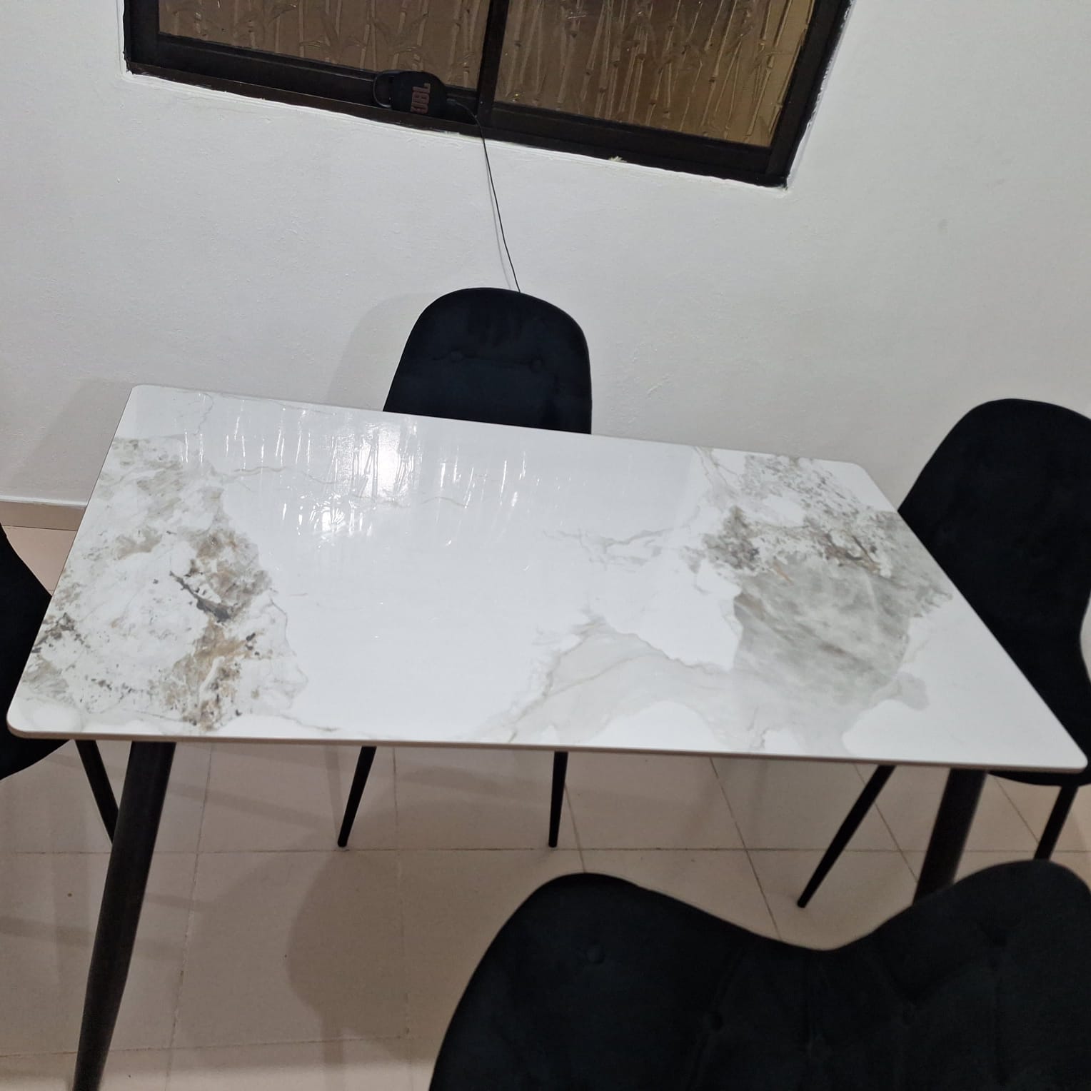 Vendo Conedor de 4 sillas mesa. Tope de marmol. 9500 negociable  Foto 7308184-3.jpg