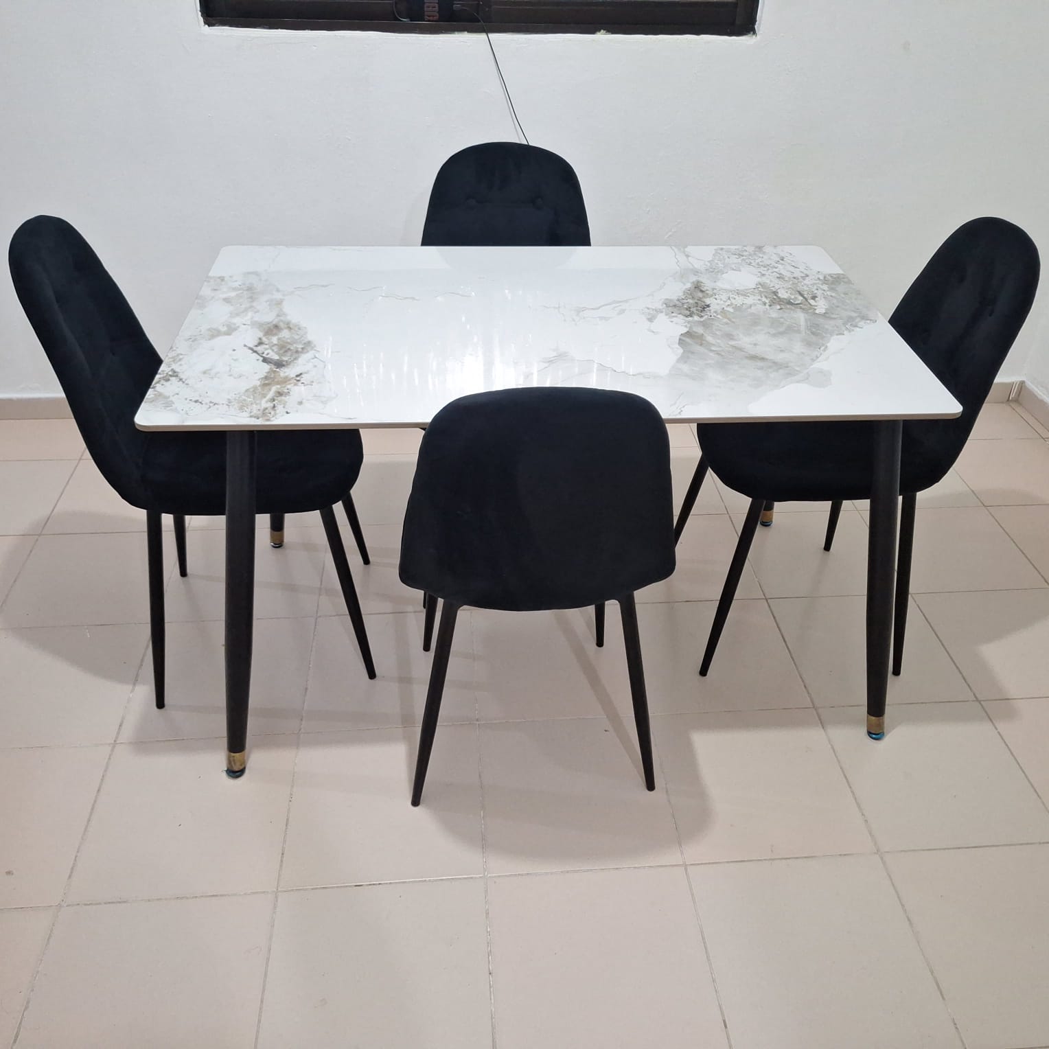 Vendo Conedor de 4 sillas mesa. Tope de marmol. 9500 negociable  Foto 7308184-4.jpg