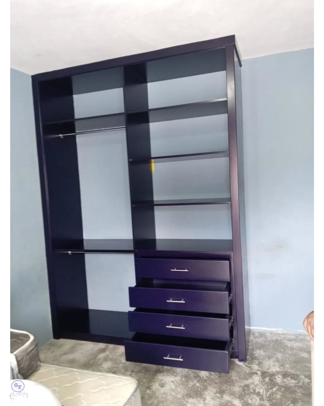 Closet con gavetas y colgador moderno  Foto 7308575-2.jpg