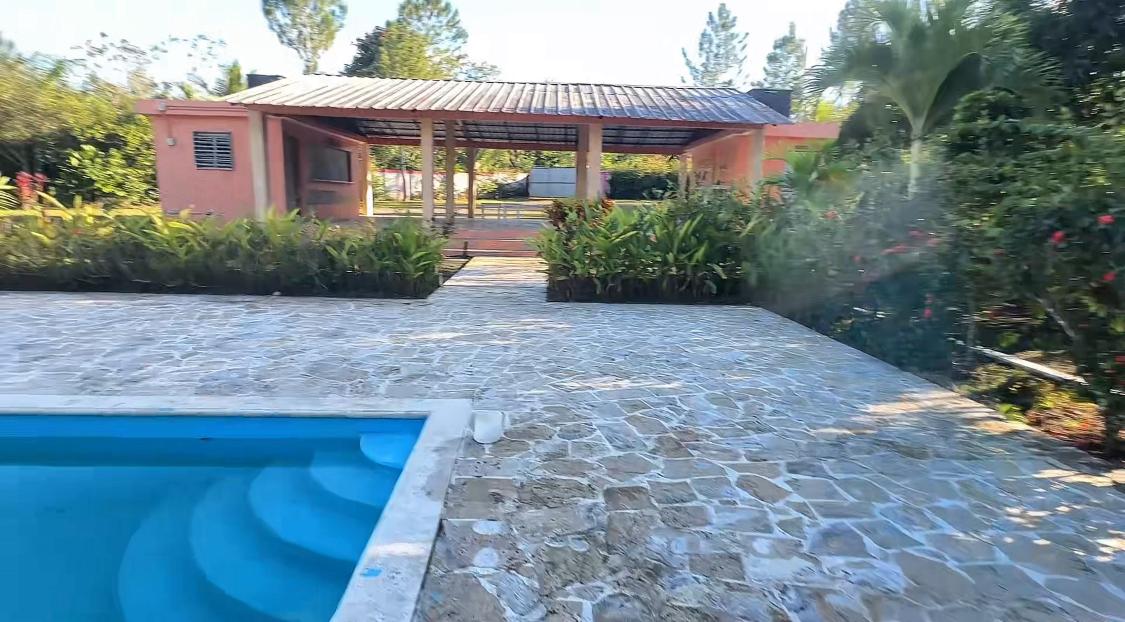 Finca de 14 tareas con casa campestre y piscina en Monte Plata  Foto 7309247-1.jpg