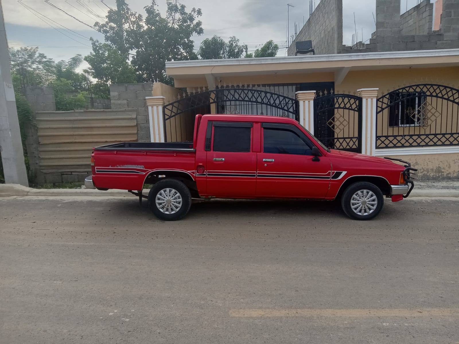 Toyota Hilux 86  en Santo Domingo Oeste Foto 7310008-4.jpg