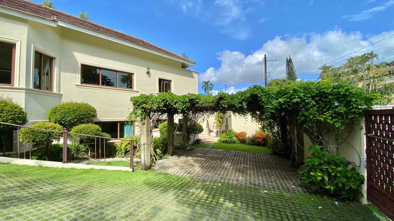 Vendo Imponente Mansión en Cuesta Hermosa II 5 HABS. 1000 Mts.2 Patio  Foto 7310169-9.jpg