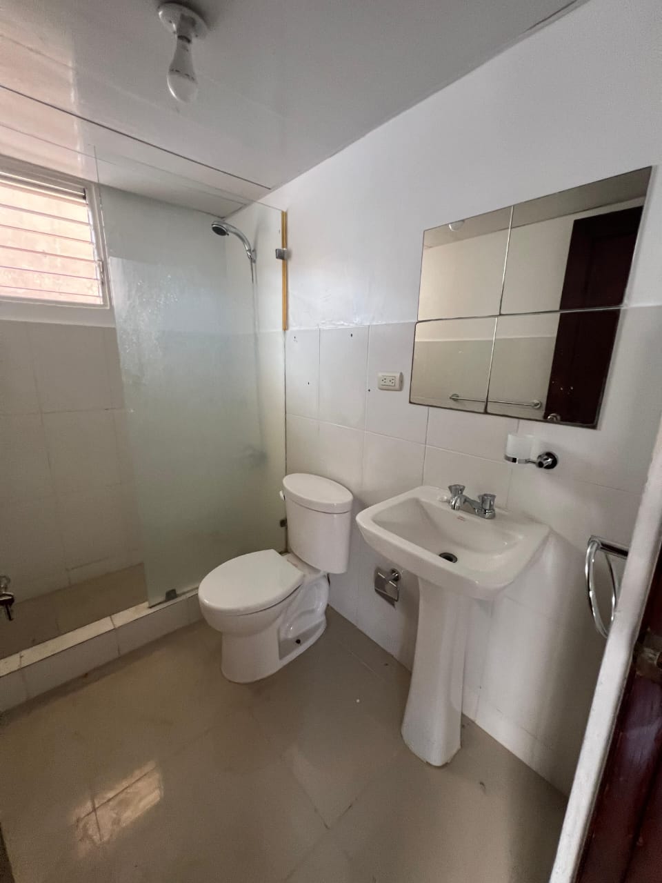 Se vende casa de 2 niveles en Residencial Prados de Pantoja Santo Domi Foto 7310312-13.jpg