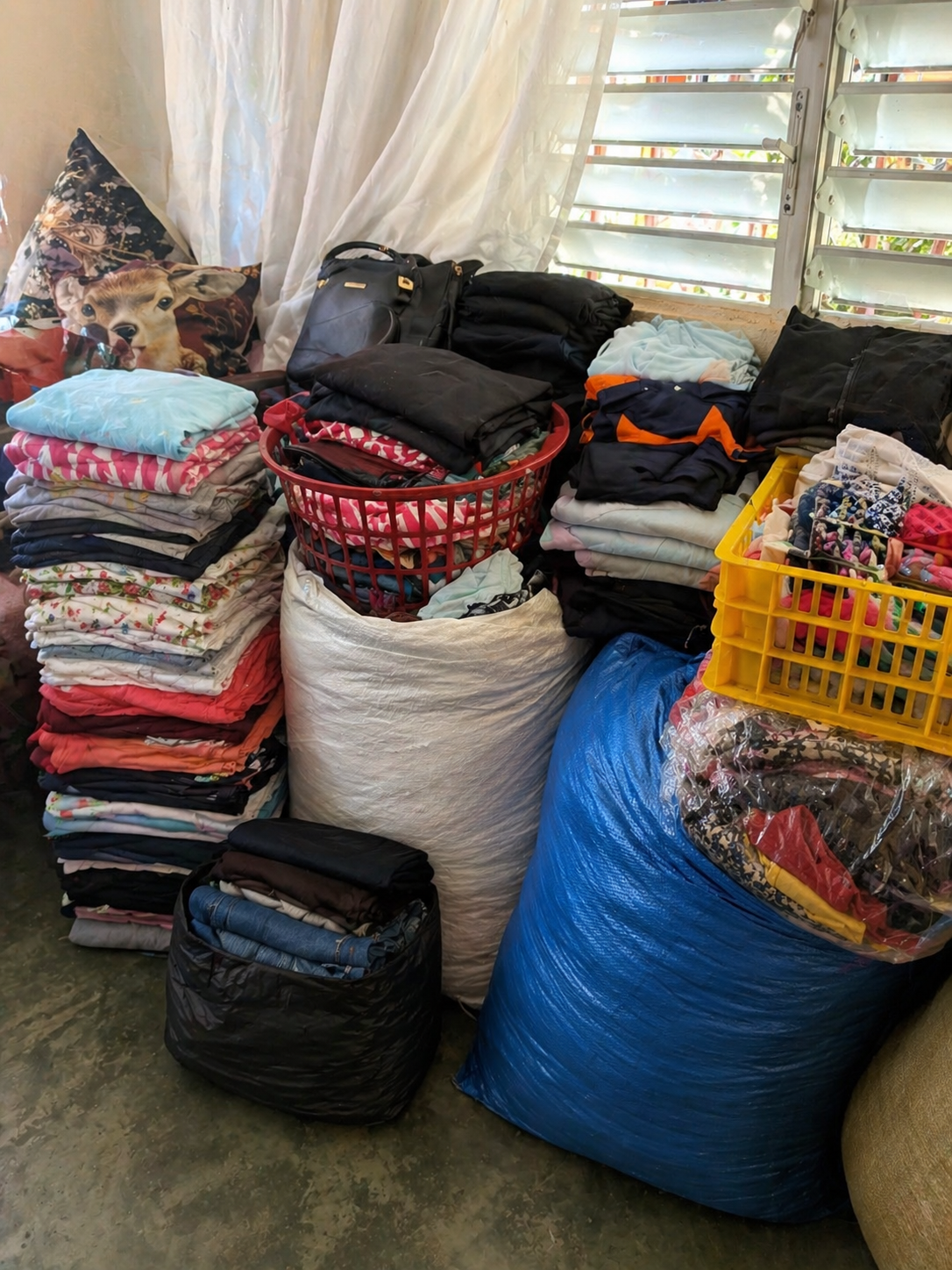 SE VENDE PACA COMPLETA MIXTA ????????  Ideal para negocio de ropa Foto 7310392-2.jpg