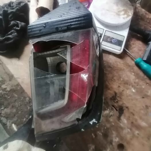 Le cambiamos El plastico roto a la mica daihatsu Mira 2018 Foto 7310522-1.jpg