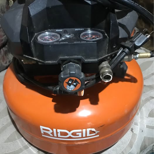 compresor de aire portátil de la marca RIDGID 6 galones 150 PSI Foto 7310526-1.jpg