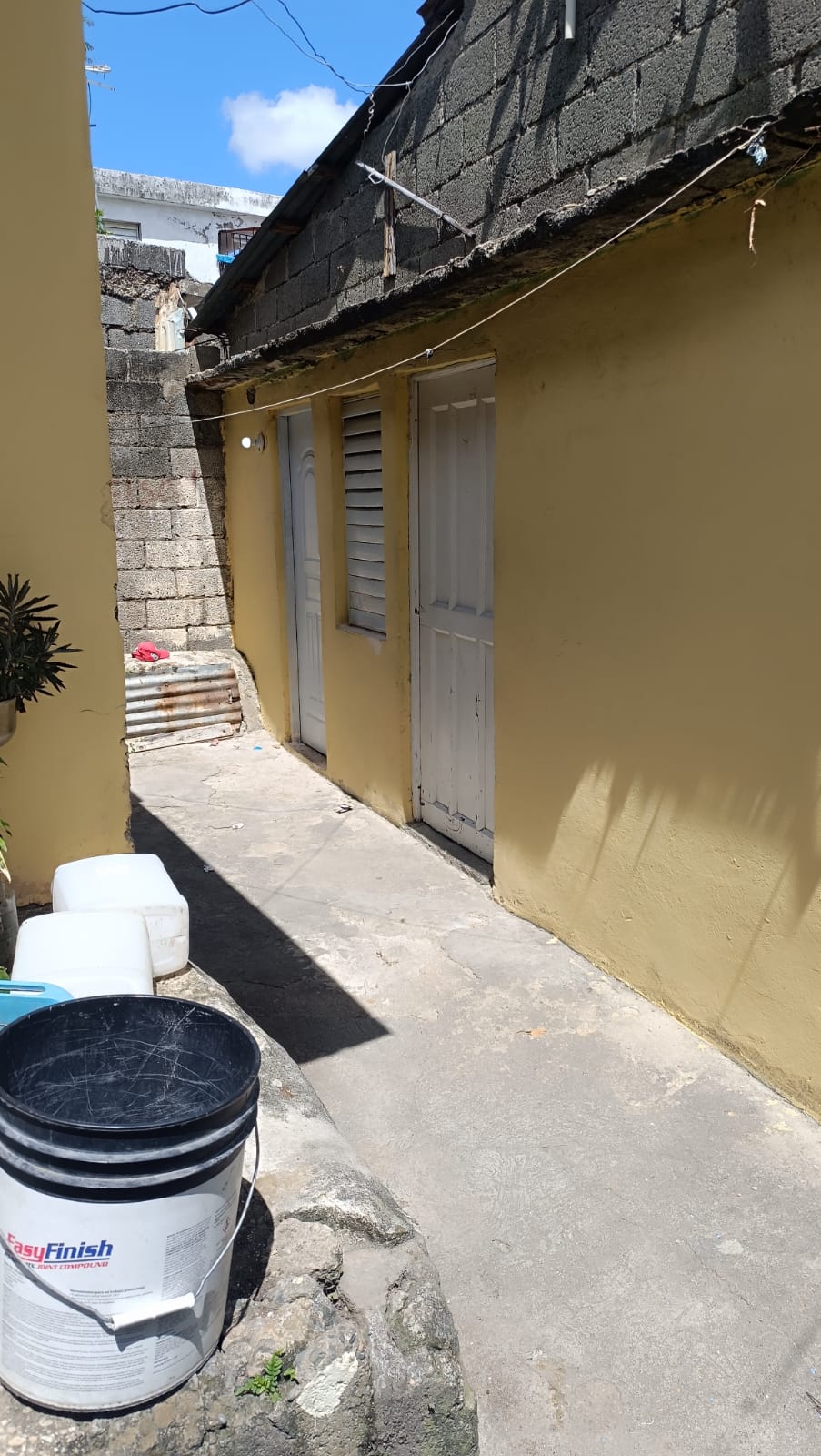 Se vende casas una normal media casa en la Segunda y demás parte atrás Foto 7310548-1.jpg
