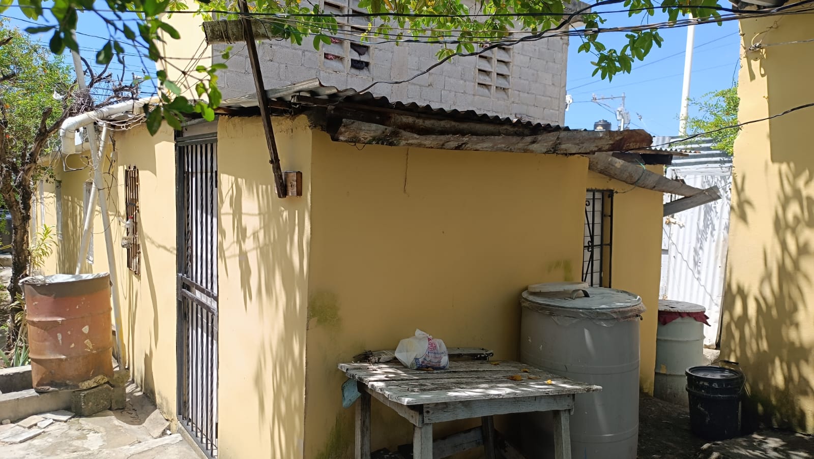 Se vende casas una normal media casa en la Segunda y demás parte atrás Foto 7310548-2.jpg