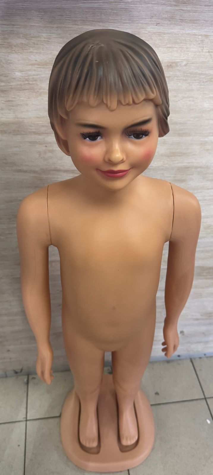 maniquí de pedestal de niño  Foto 7310569-1.jpg
