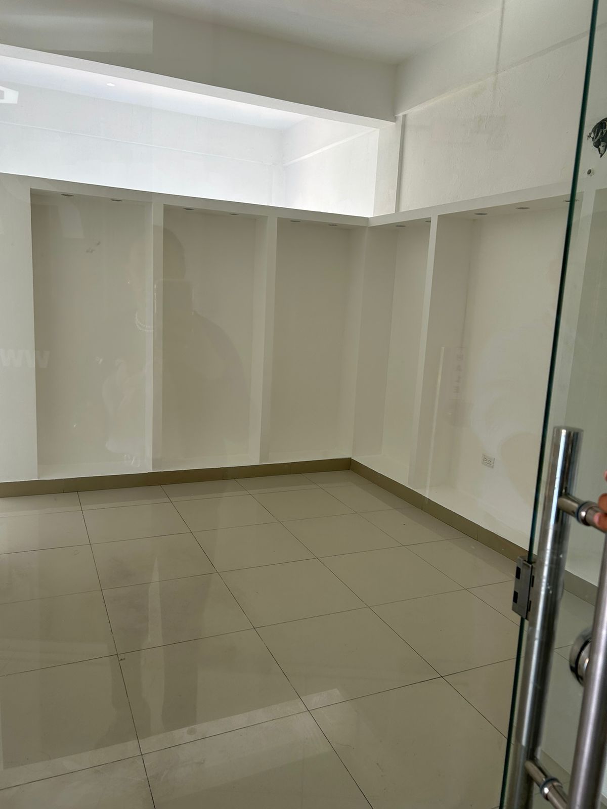 Local Comercial en Alquiler – El Millón Av. Dr. Defilló Foto 7310647-8.jpg