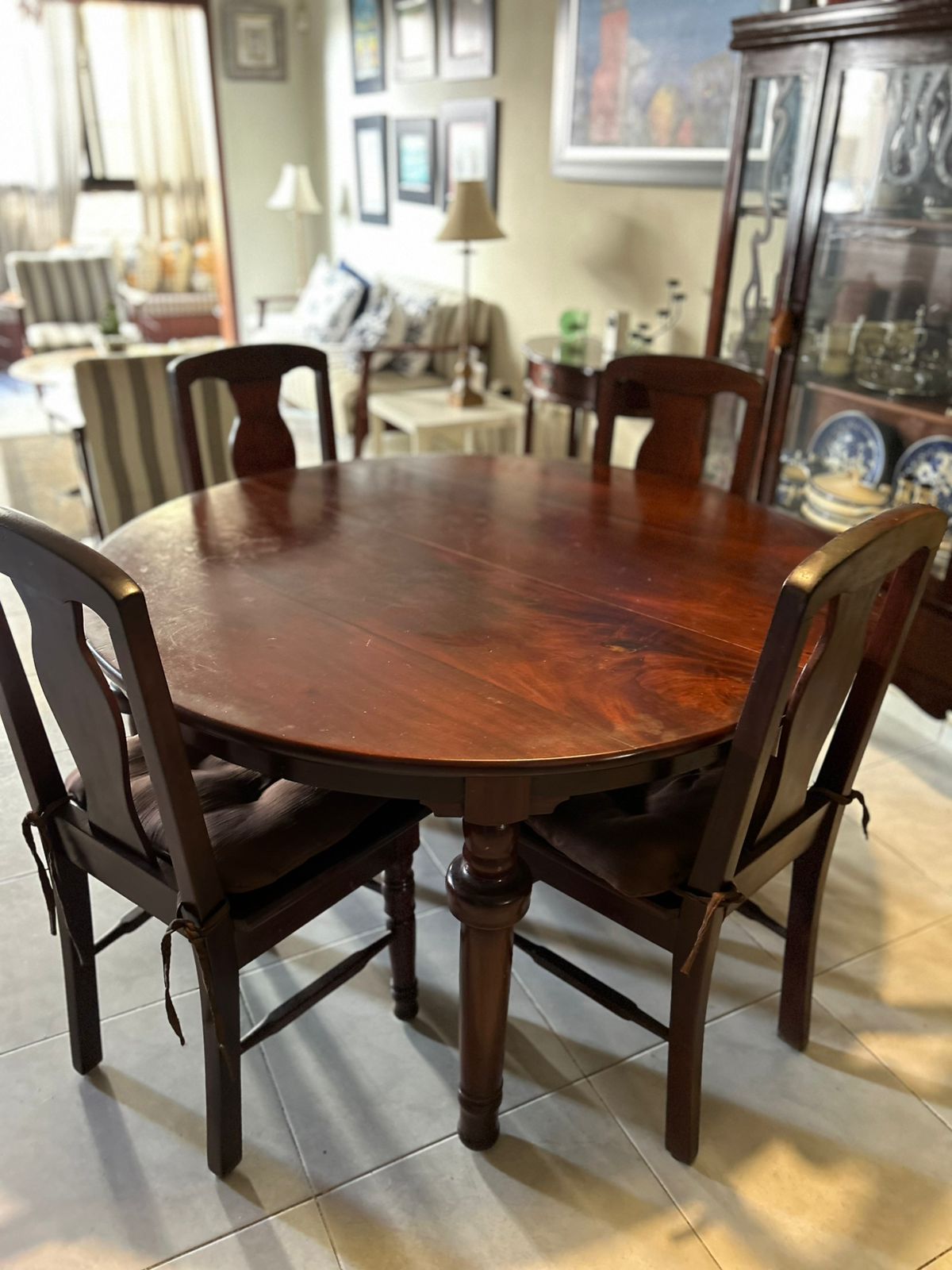 COMEDOR EN CAOBA MACIZA – CLÁSICO Y ELEGANTE Foto 7311098-1.jpg
