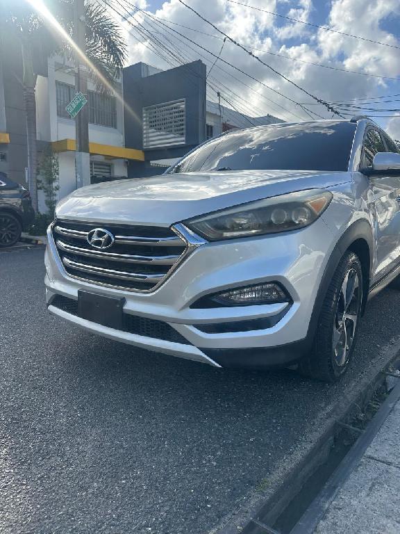 Hyundai Tucson gris año 2017 Foto 7311474-1.jpg