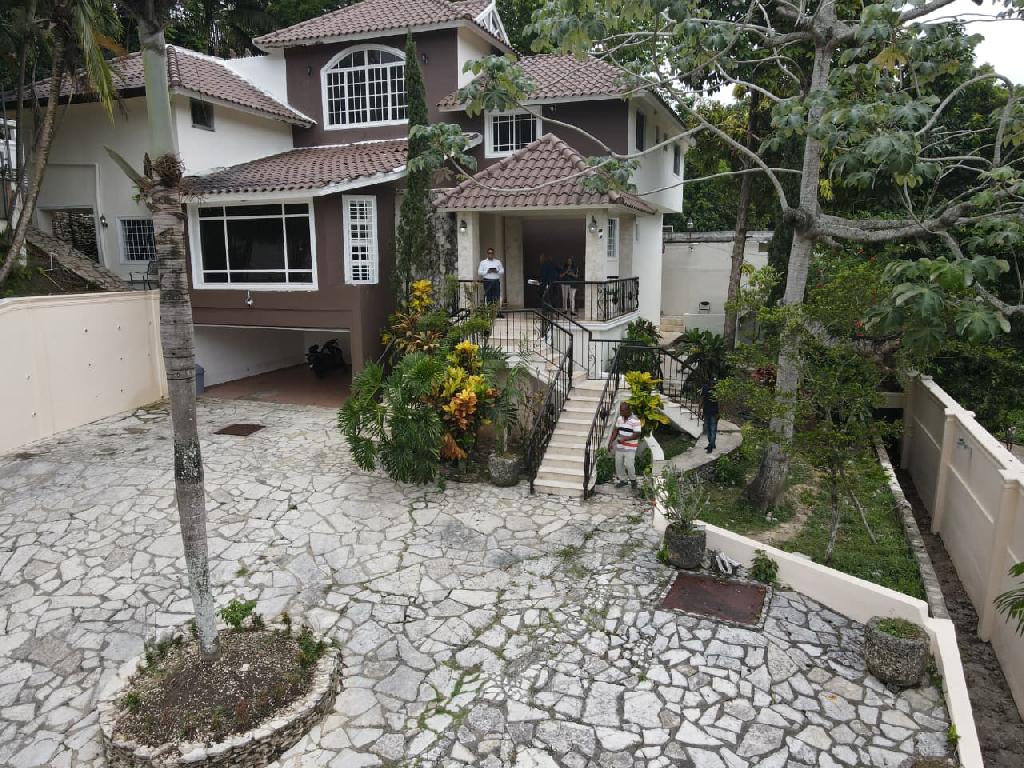Elegant and spacious luxury home located in one of Santo Domingo Foto 7311883-1.jpg