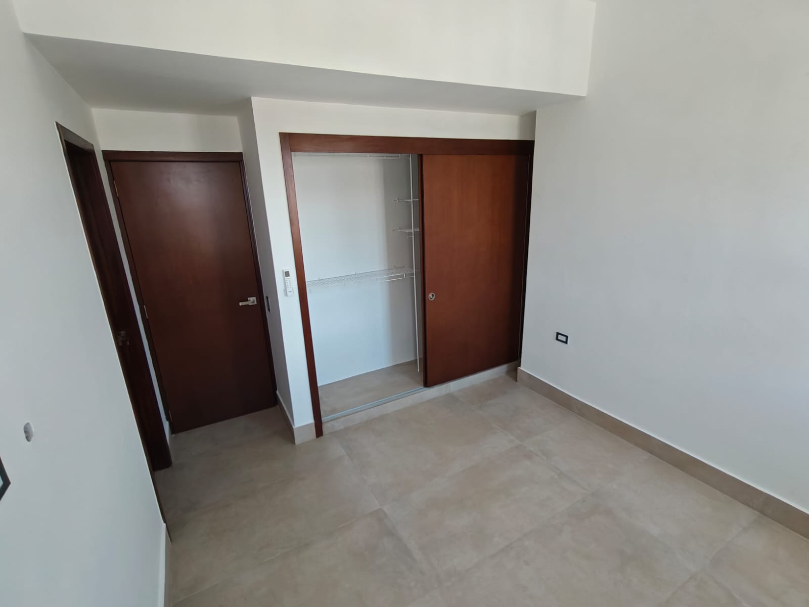 Se alquila hermoso apartamento con linea blanca en Evaristo Morales Foto 7312054-2.jpg