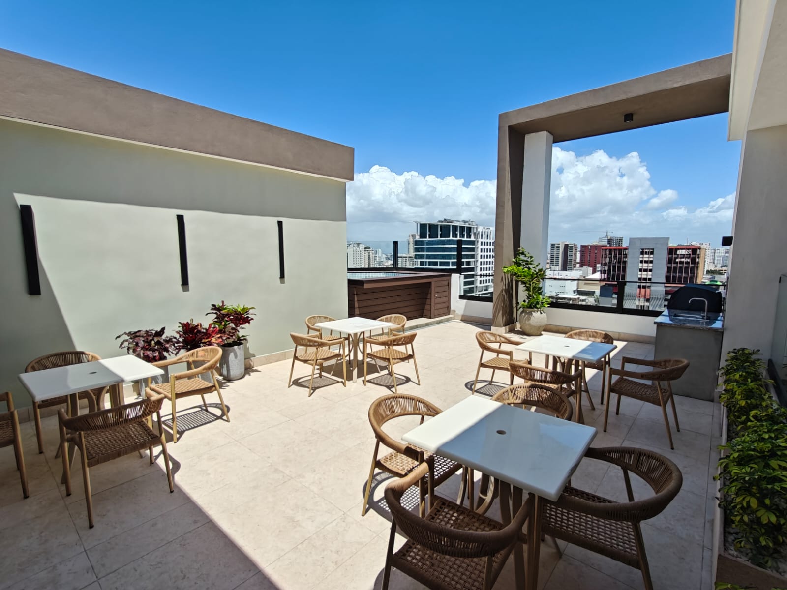 Se alquila hermoso apartamento con linea blanca en Evaristo Morales Foto 7312054-3.jpg
