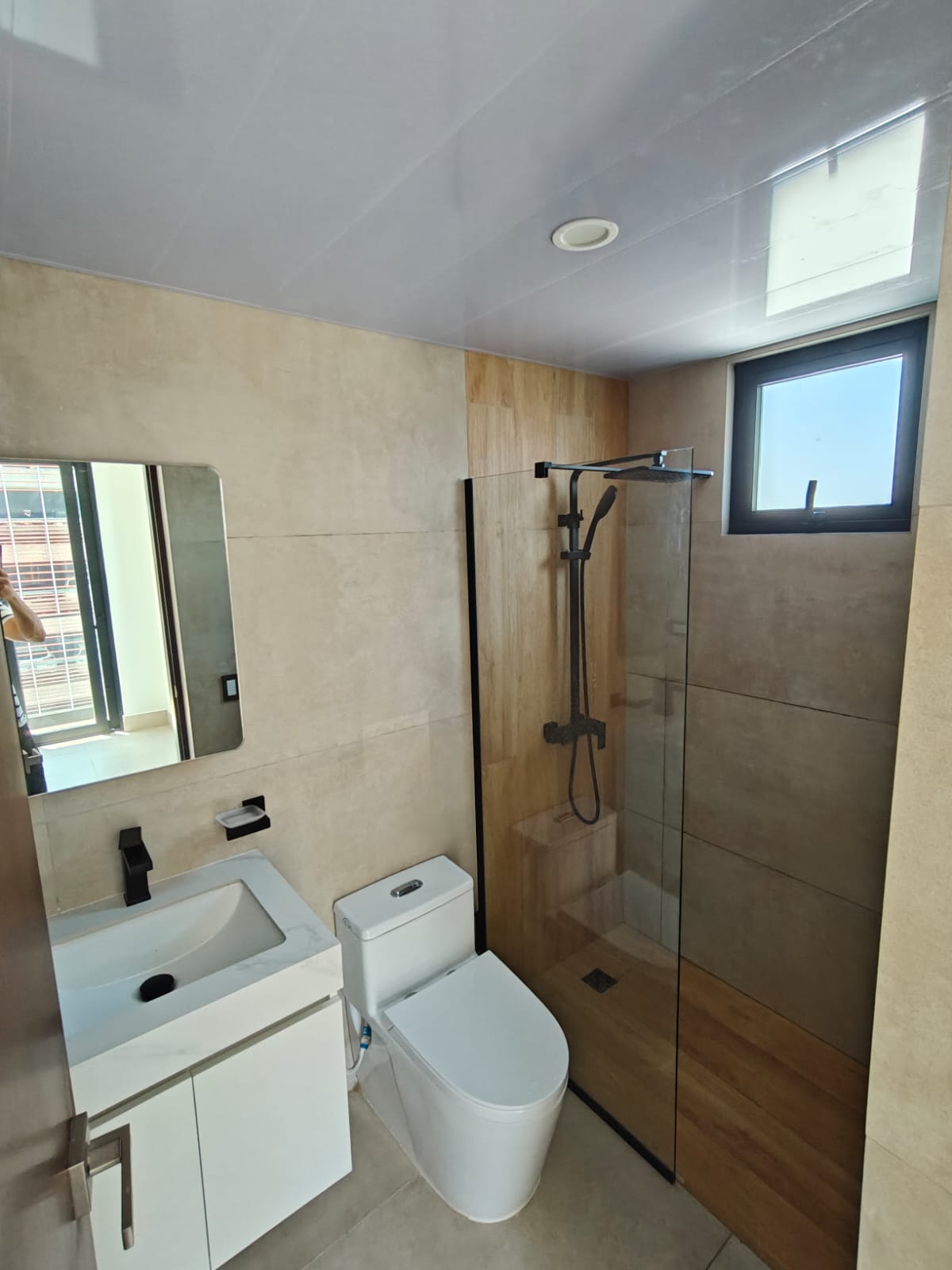 Se alquila hermoso apartamento con linea blanca en Evaristo Morales Foto 7312054-8.jpg