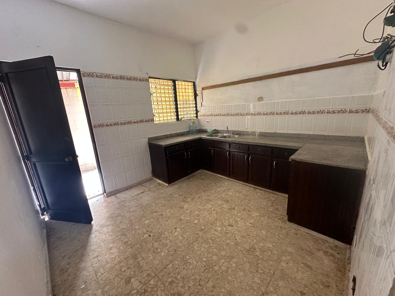 Vendo Casa de 3 niveles en La Castellana 4 HABS. 350 Mts.2 de OPORTUNI Foto 7312627-5.jpg