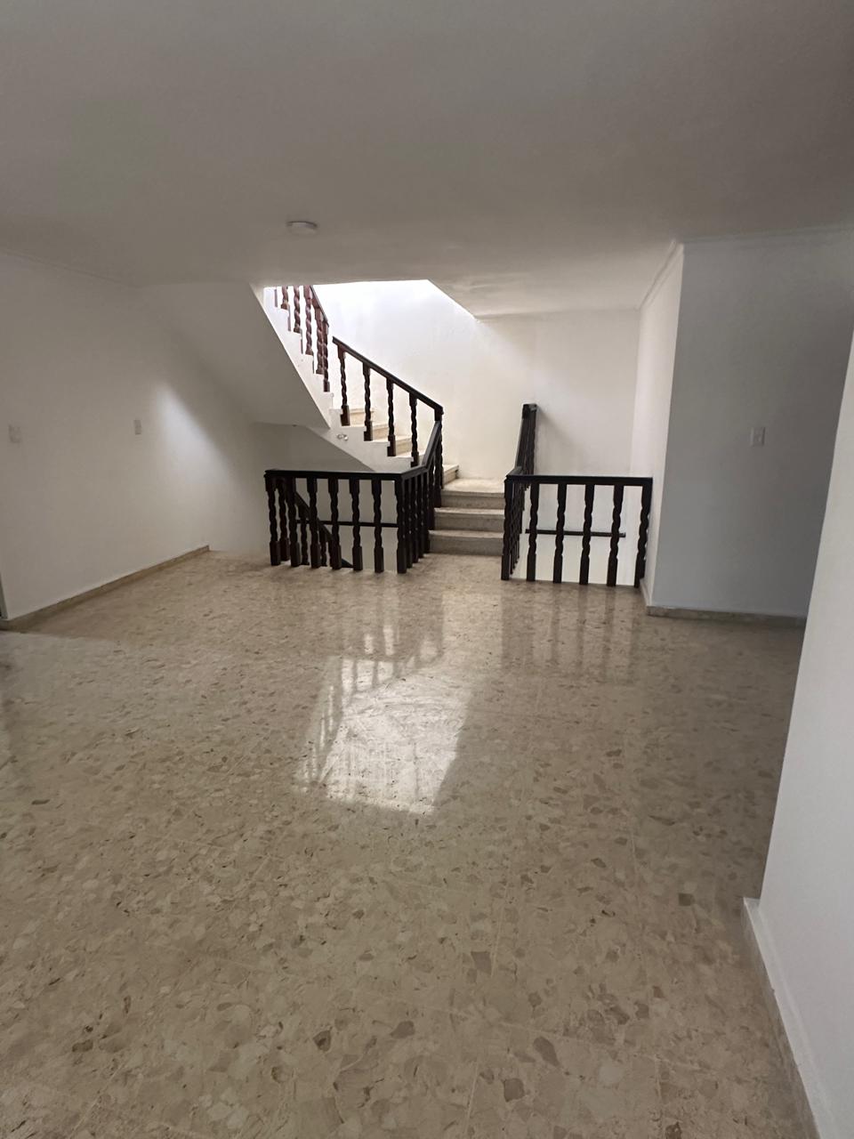 Vendo Casa de 3 niveles en La Castellana 4 HABS. 350 Mts.2 de OPORTUNI Foto 7312627-8.jpg
