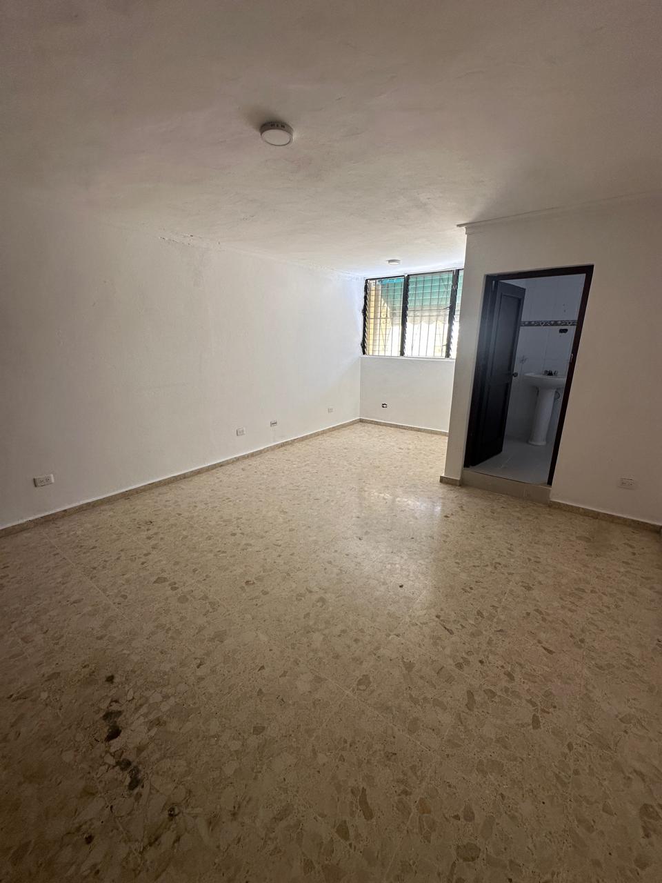 Vendo Casa de 3 niveles en La Castellana 4 HABS. 350 Mts.2 de OPORTUNI Foto 7312627-9.jpg