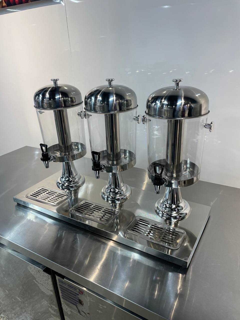 Dispensadora de jugo de 3 tanques dispensador de jugos leche chocolate Foto 7312753-2.jpg