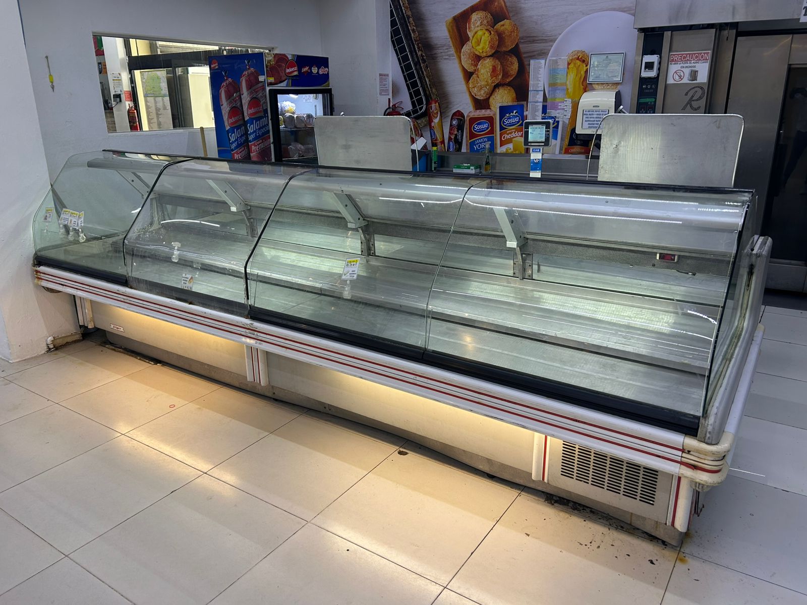 Vitrina de Embutidos horizontal para supermercado Foto 7312781-2.jpg