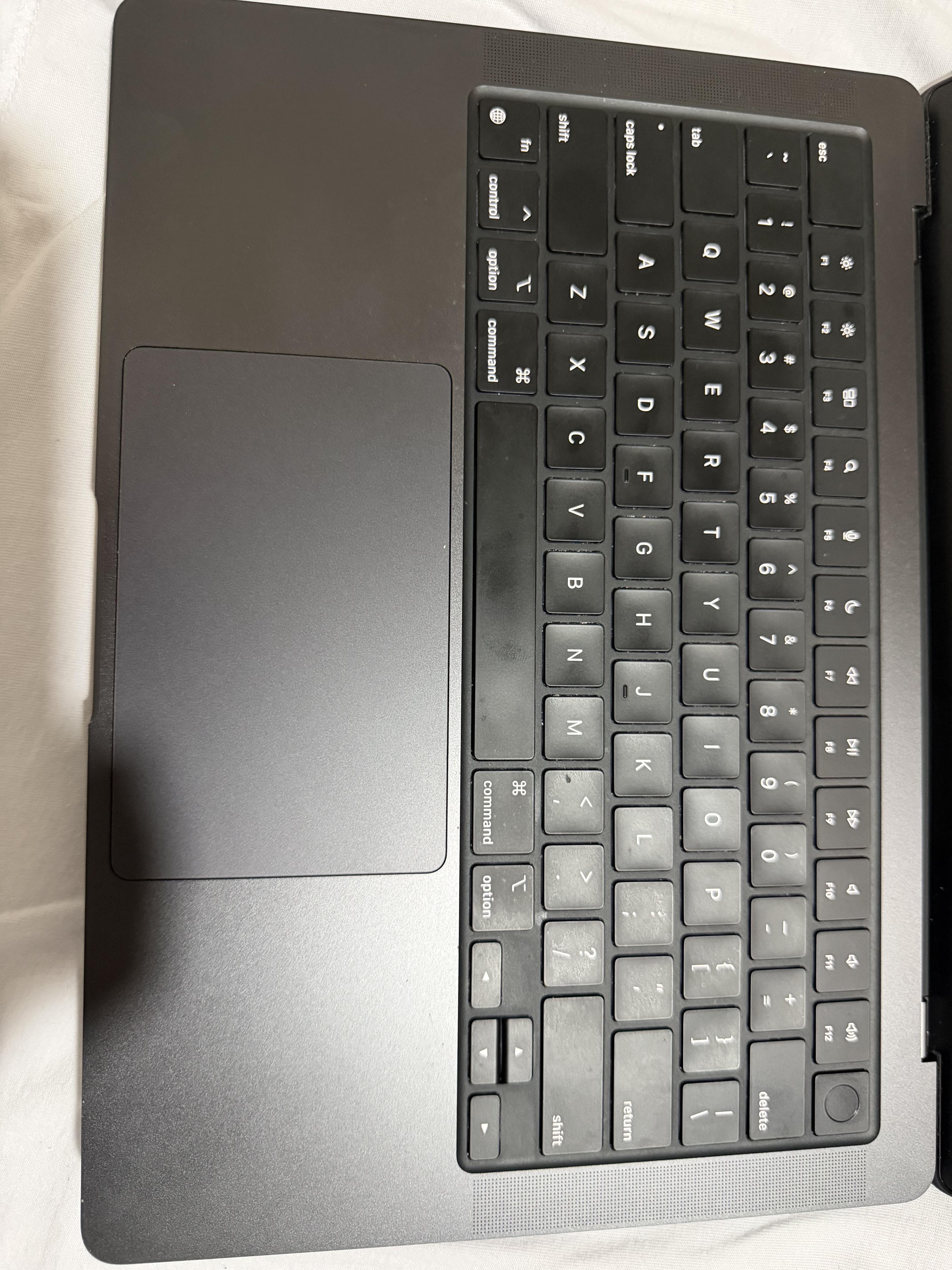 Macbook Pro 2024 M4 Pro 48GB de Memoria 2TB de Amlacenamiento Foto 7312900-4.jpg