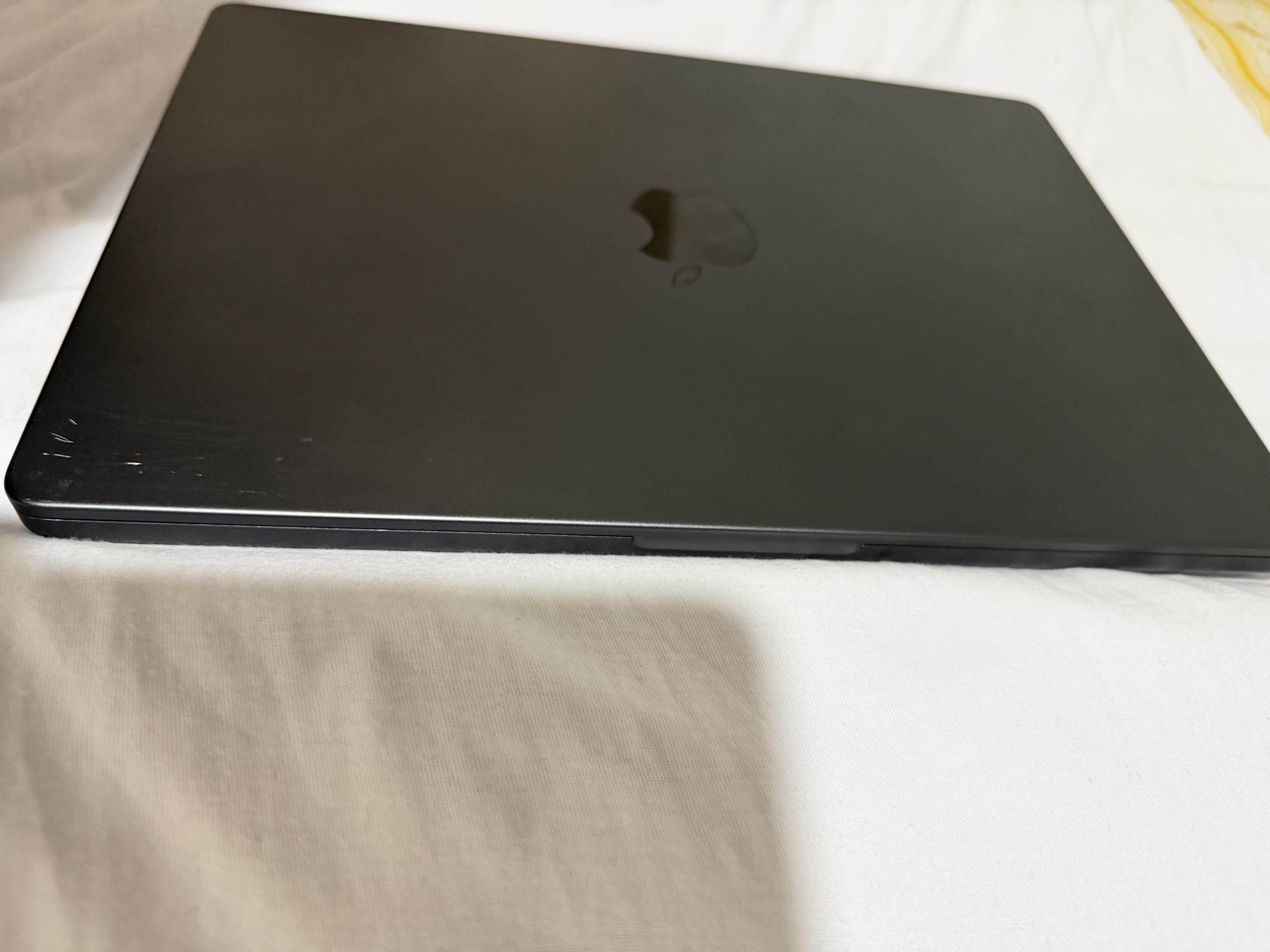 Macbook Pro 2024 M4 Pro 48GB de Memoria 2TB de Amlacenamiento Foto 7312900-5.jpg