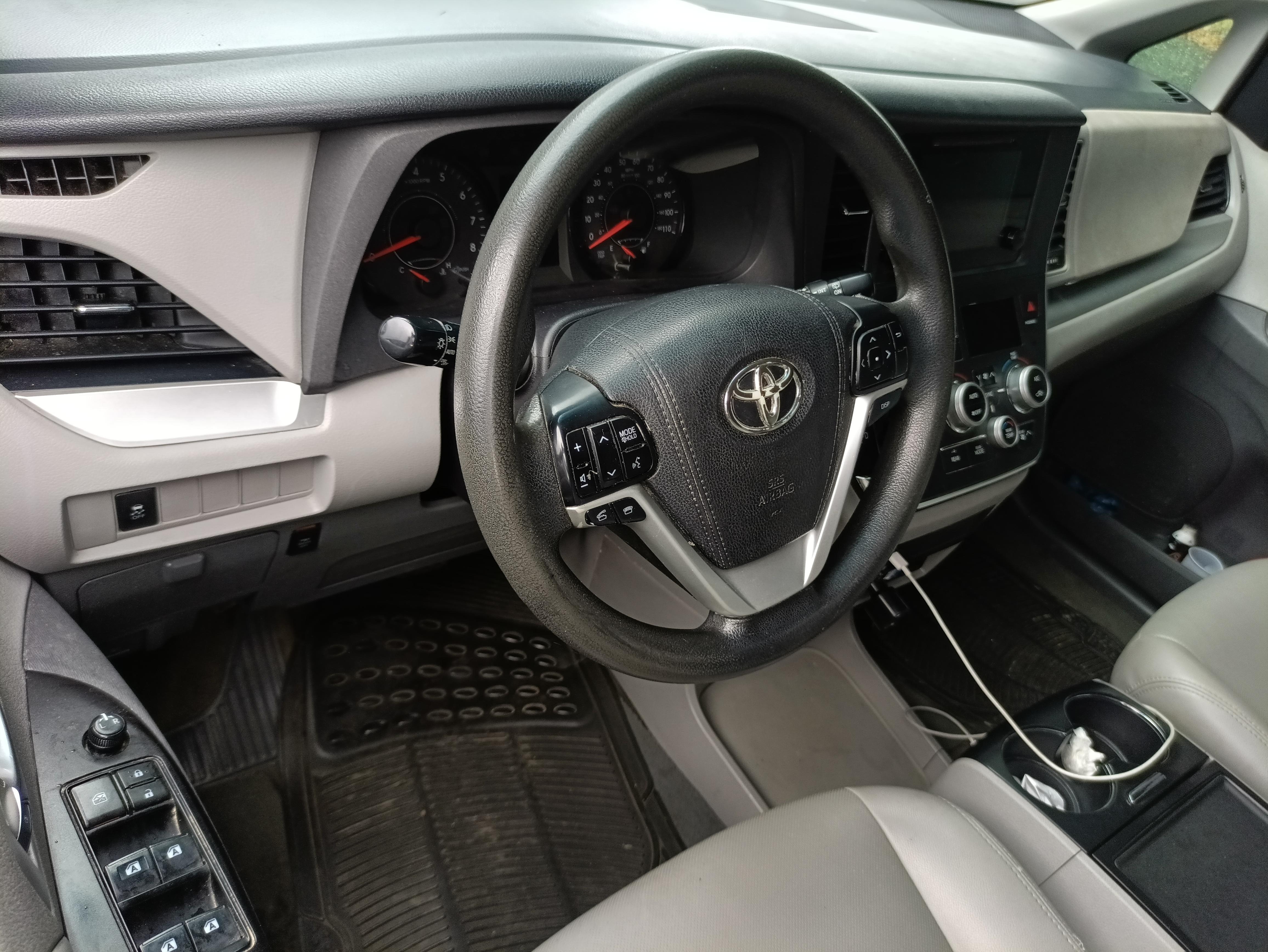 TOYOTA SIENNA 2017 LE OPTIMA CONDICION 849-316-4436 Foto 7313177-3.jpg