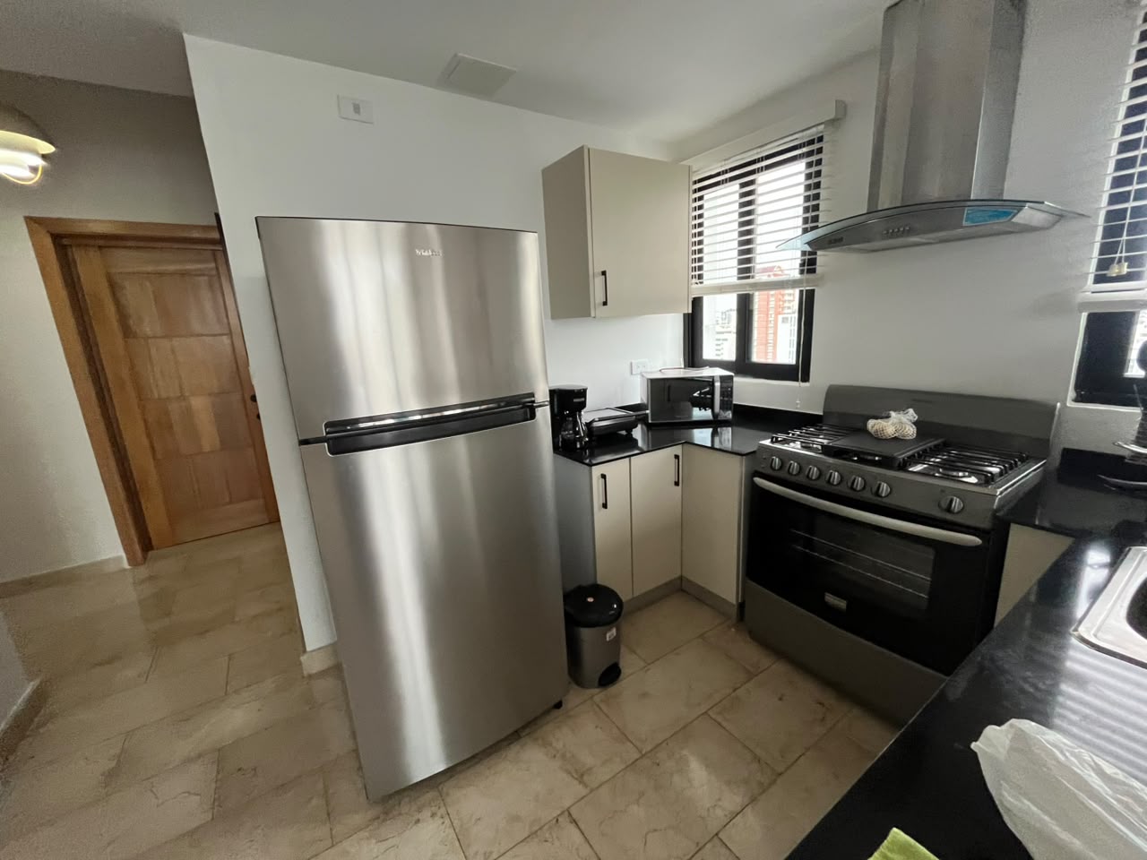 Apartamento en el corazón de Piantini casi esquina Abraham Lincoln Foto 7314136-7.jpg