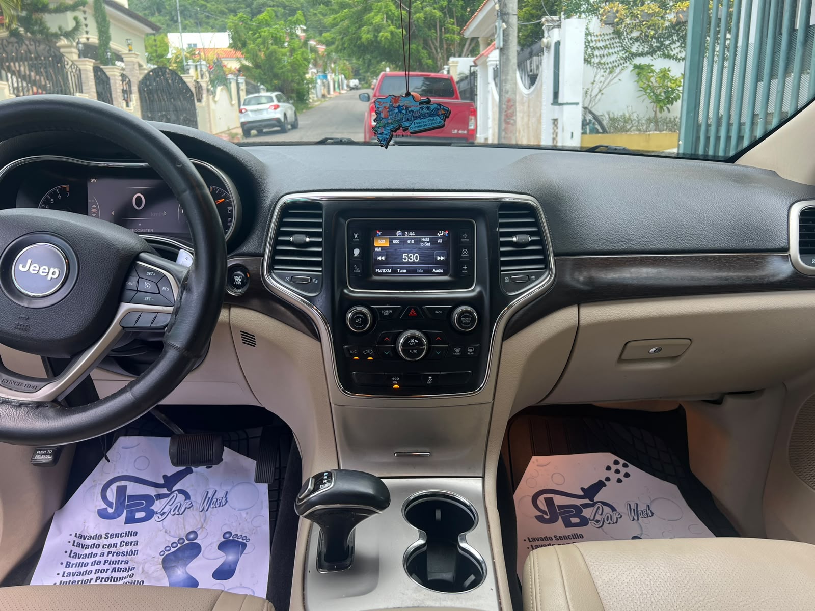 Jeep grand cherokee Laredo   2014  V6  4x4 en Puerto Plata Foto 7314497-3.jpg