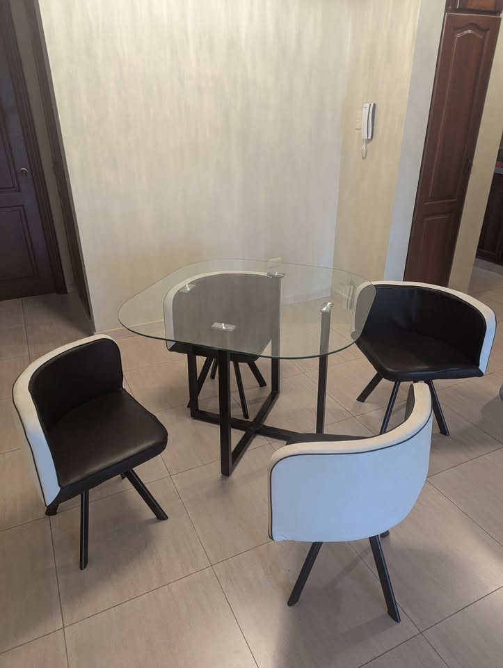 VENDO COMEDOR MODERNO DE VIDRIO  4 SILLAS – ELEGANTE Y COMPACTO Foto 7314572-2.jpg