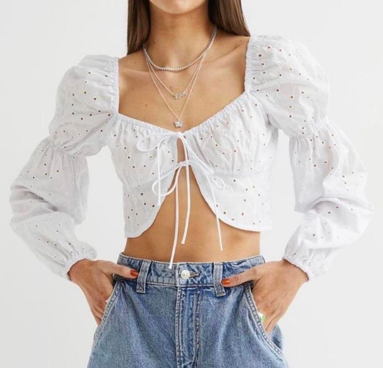 CROP TOP BLANCO CON DETALLE DE LAZOS Foto 7314599-1.jpg