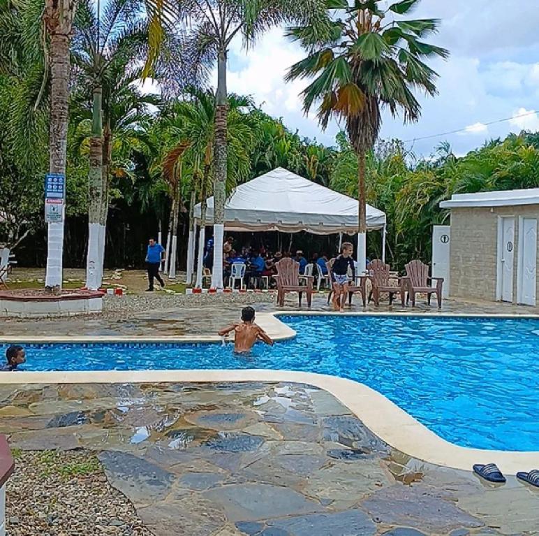 Hermosa Villa en Guerra Santo Domingo Este  Foto 7316262-6.jpg