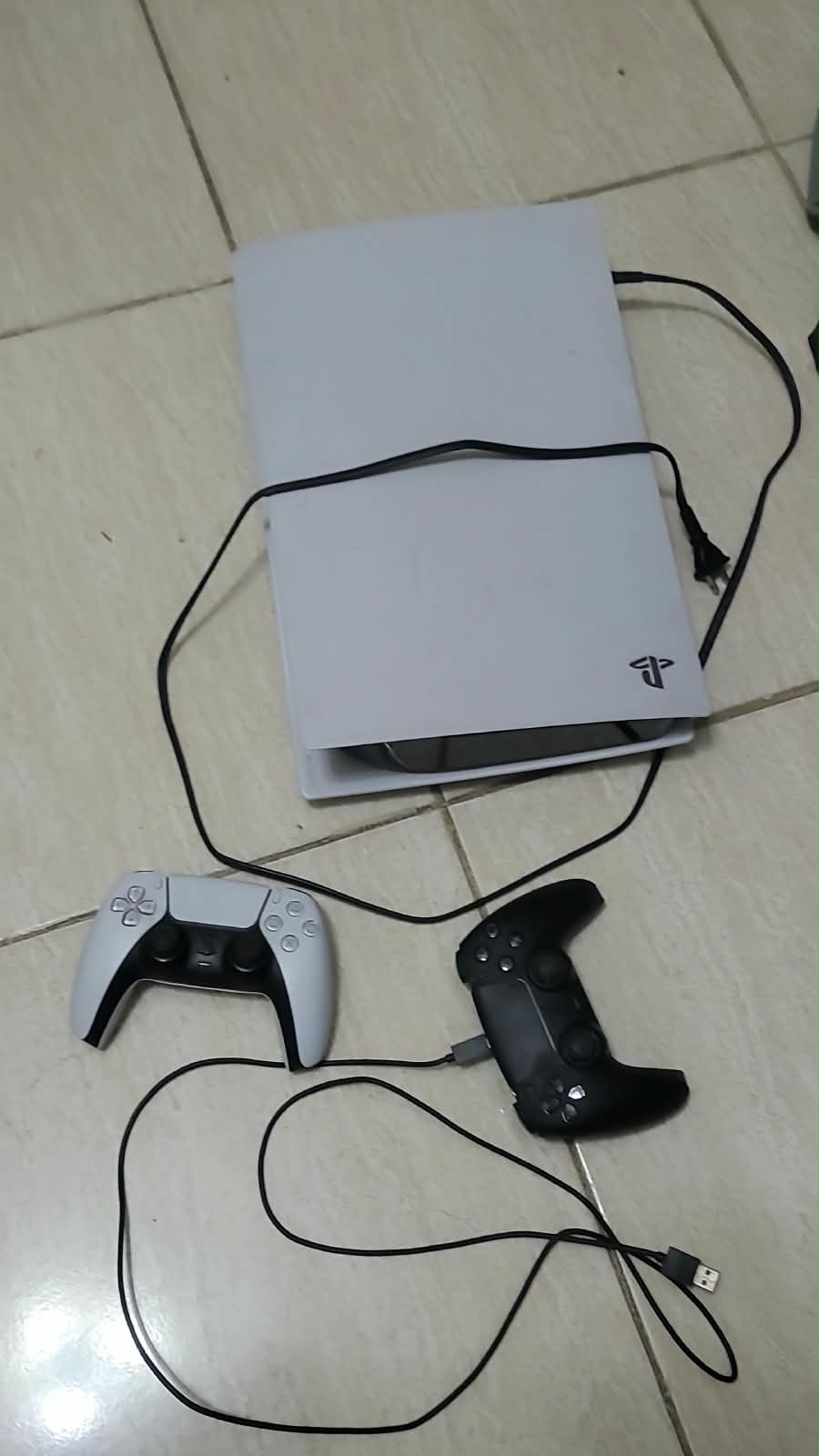 PS5 Blanca  2 Controles Originales Blanco y Negro - usado Foto 7319554-1.jpg