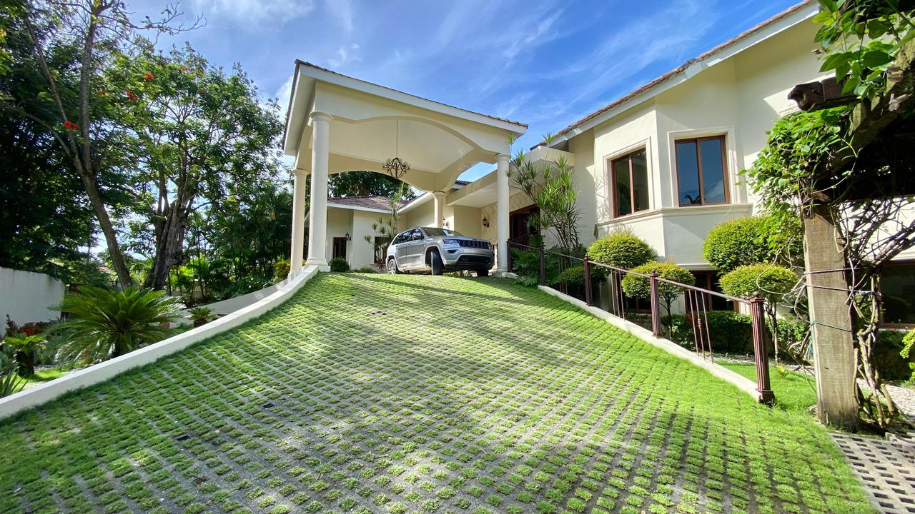 Vendo Imponente Mansión en Cuesta Hermosa II 5 HABS. 1000 Mts.2 Patio  Foto 7319975-11.jpg