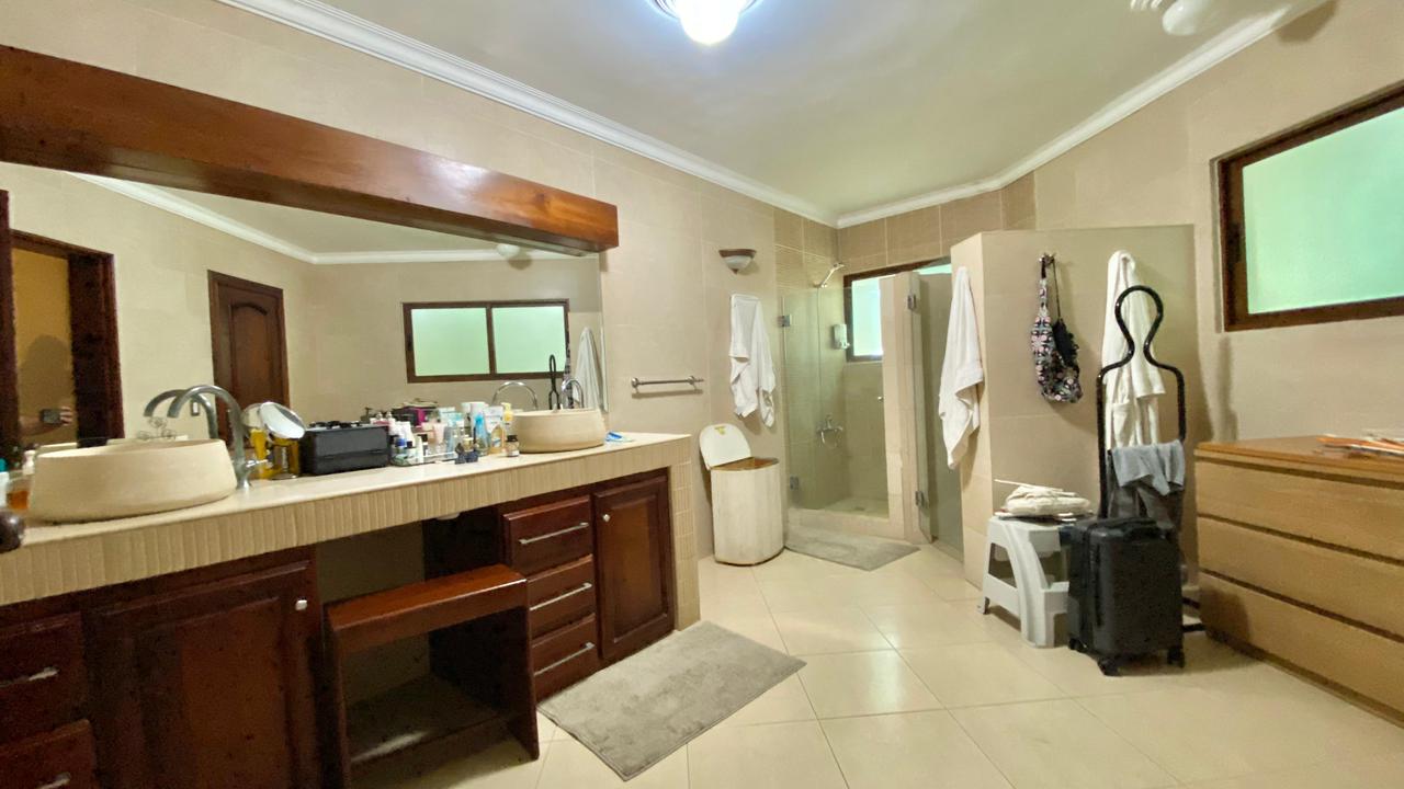 Vendo Imponente Mansión en Cuesta Hermosa II 5 HABS. 1000 Mts.2 Patio  Foto 7319975-5.jpg