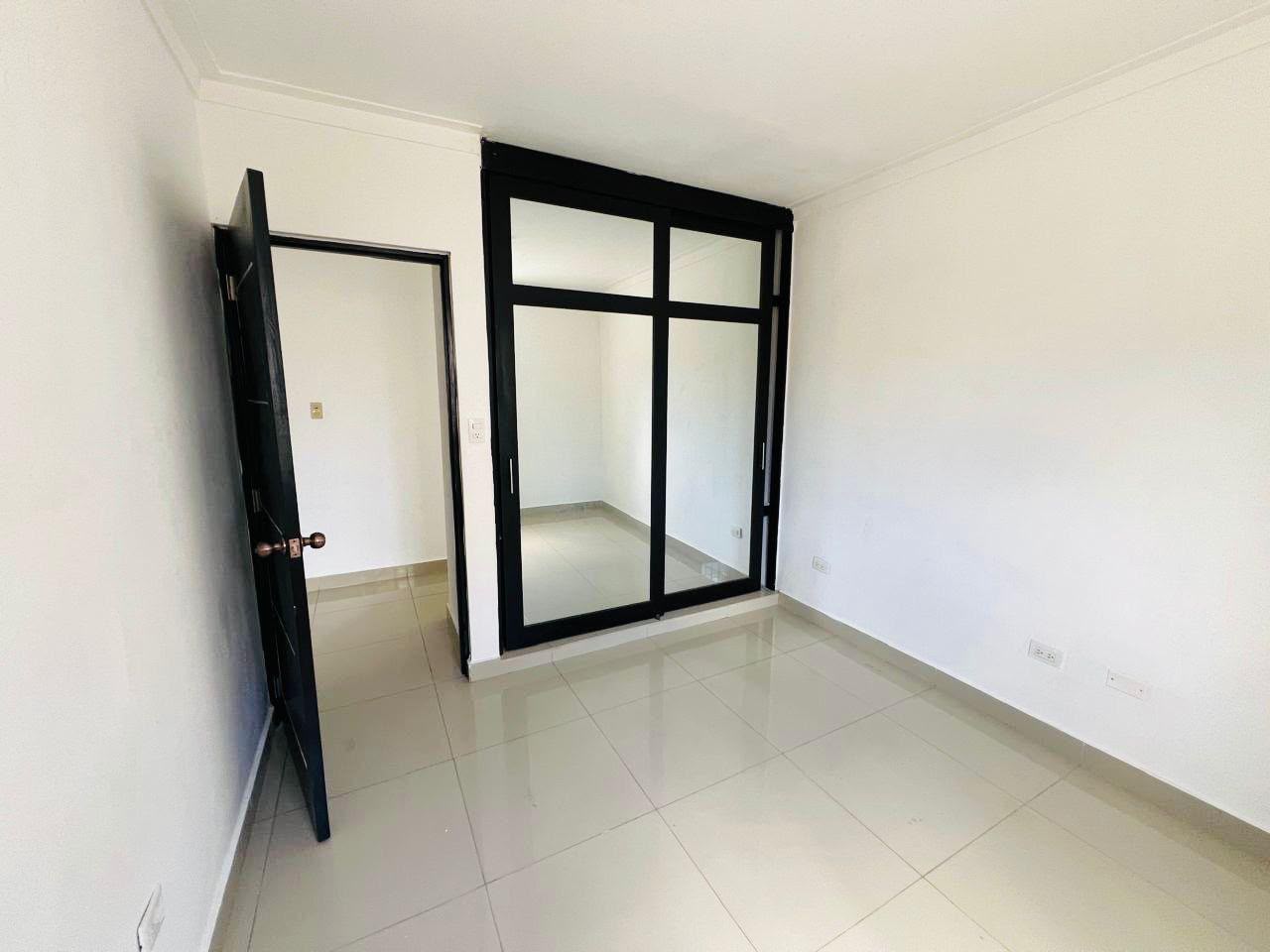 Rento Apartamento 2do Piso en la Autopista de San Isidro Residencial d Foto 7320003-5.jpg