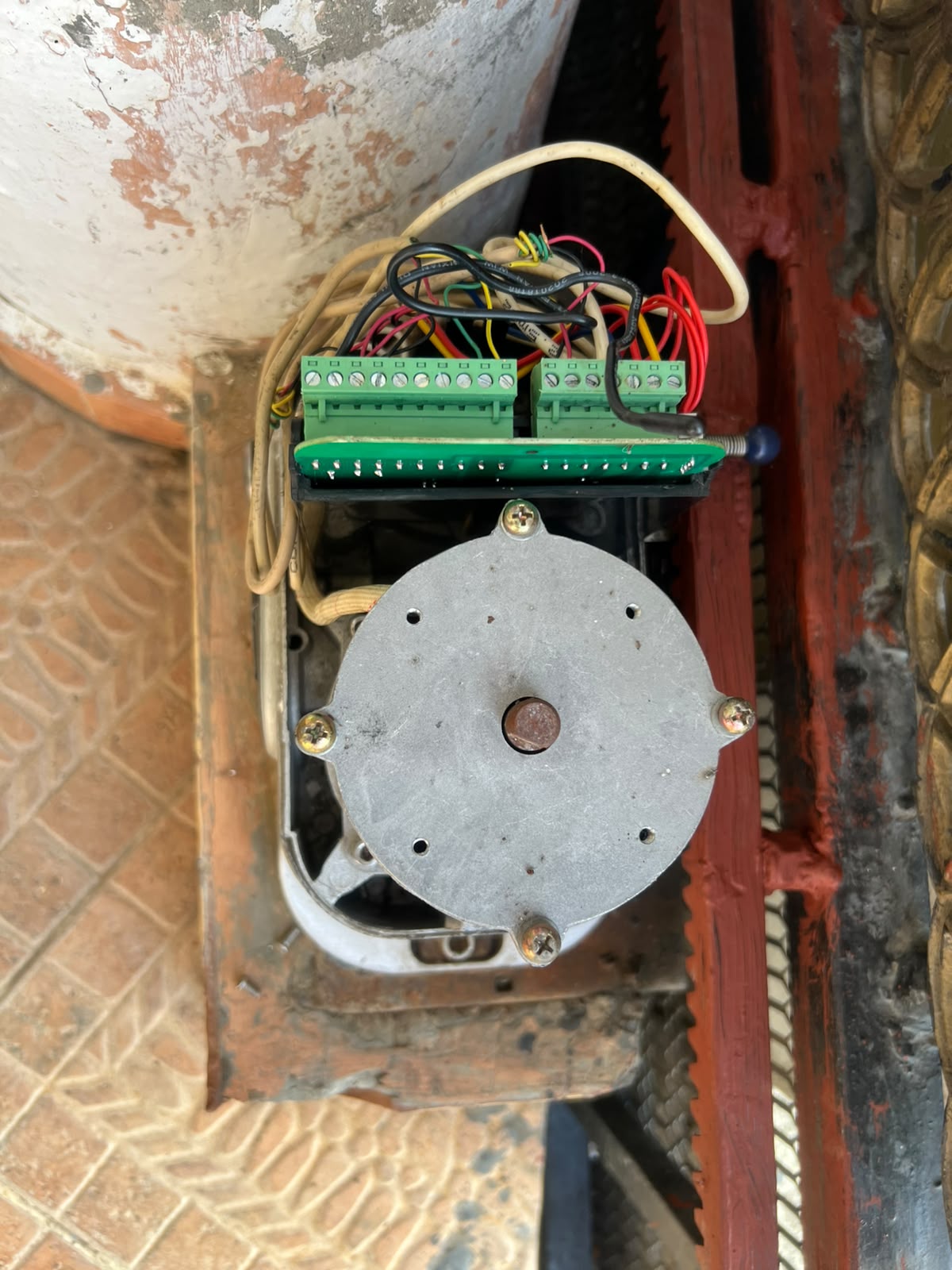 Vendo motor GFORCE 1200Kg para portón eléctrico usada menos de un año  Foto 7321262-3.jpg
