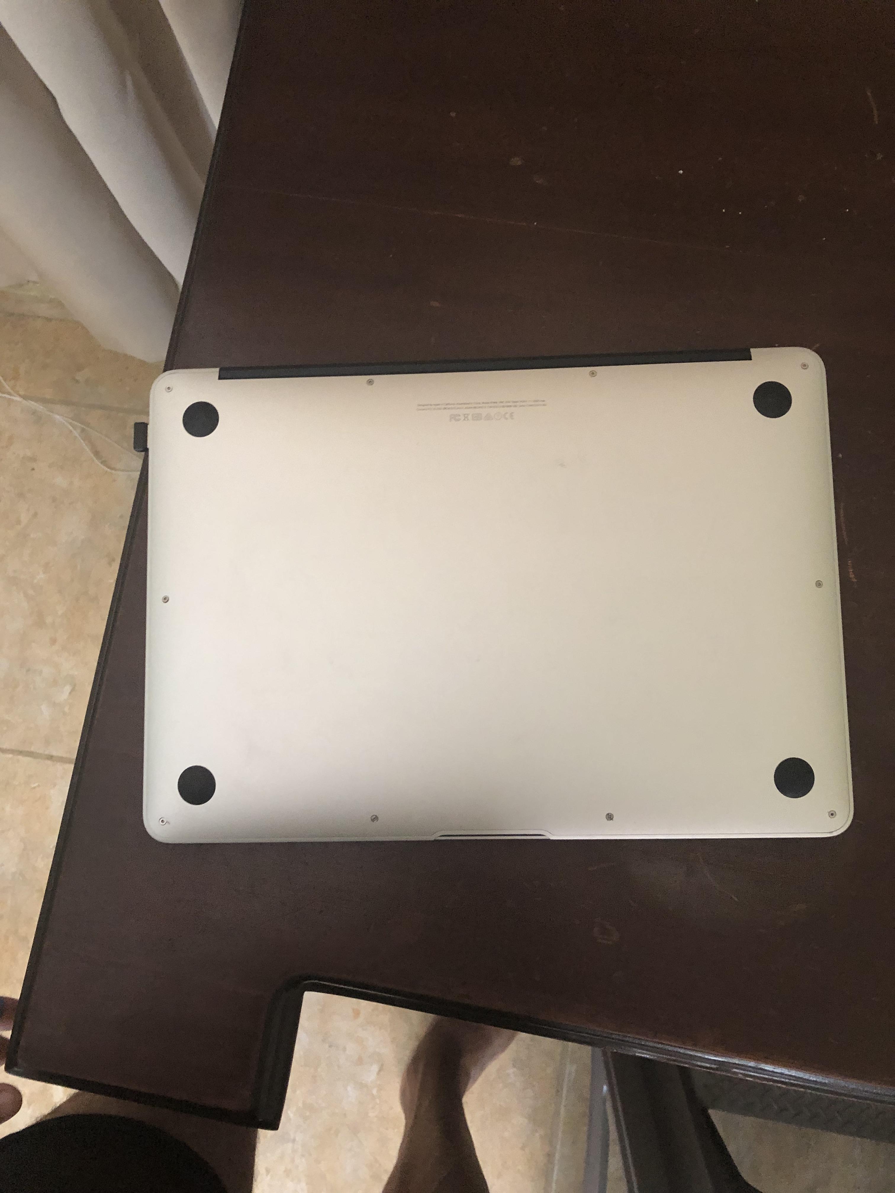 Vendó Apple MAC BOOK AIR 13” i5 4r 2017 es para piezas dejo de prender Foto 7321265-10.jpg