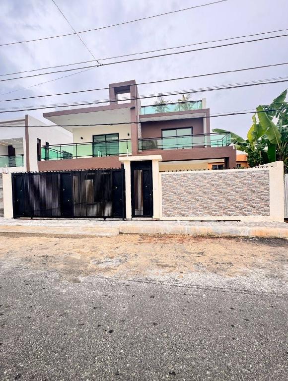 Venta de Hermosa Casa en Prado Oriental – Santo Domingo Este Foto 7322037-1.jpg