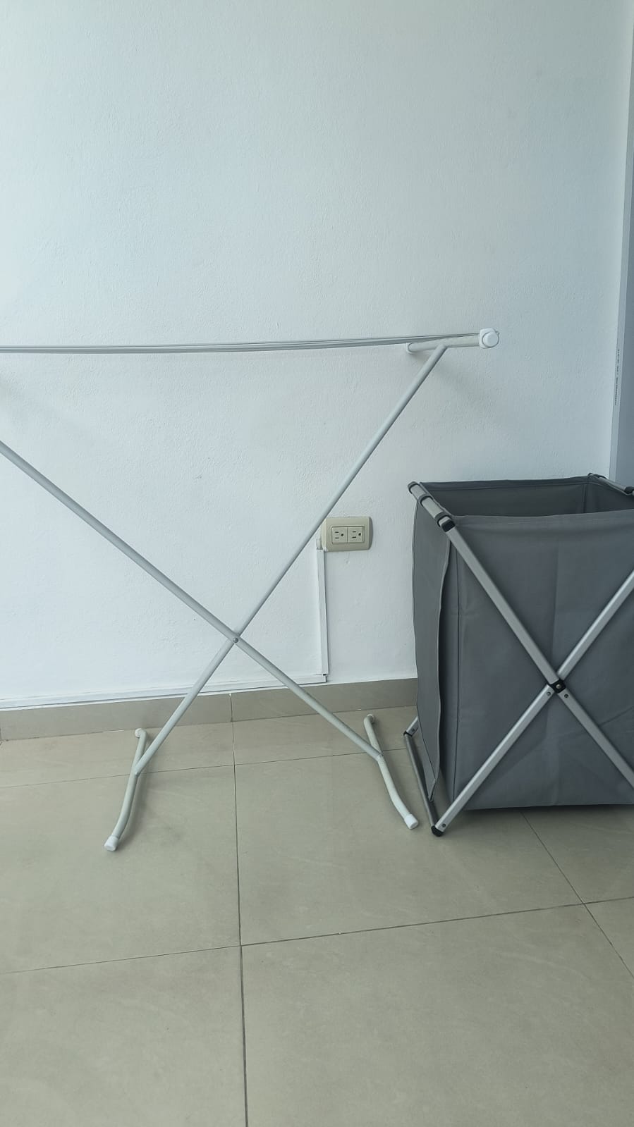 Tendedero y bolsa de ropa sucia IKEA Foto 7322508-2.jpg
