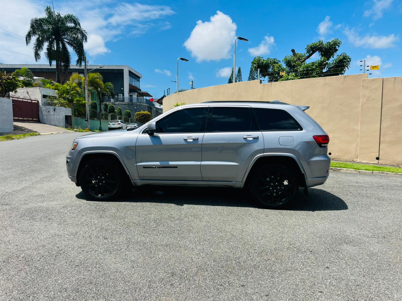 Jeep Grand Cherokee Modelo Laredo  Año 2018  4x4  Foto 7322579-4.jpg
