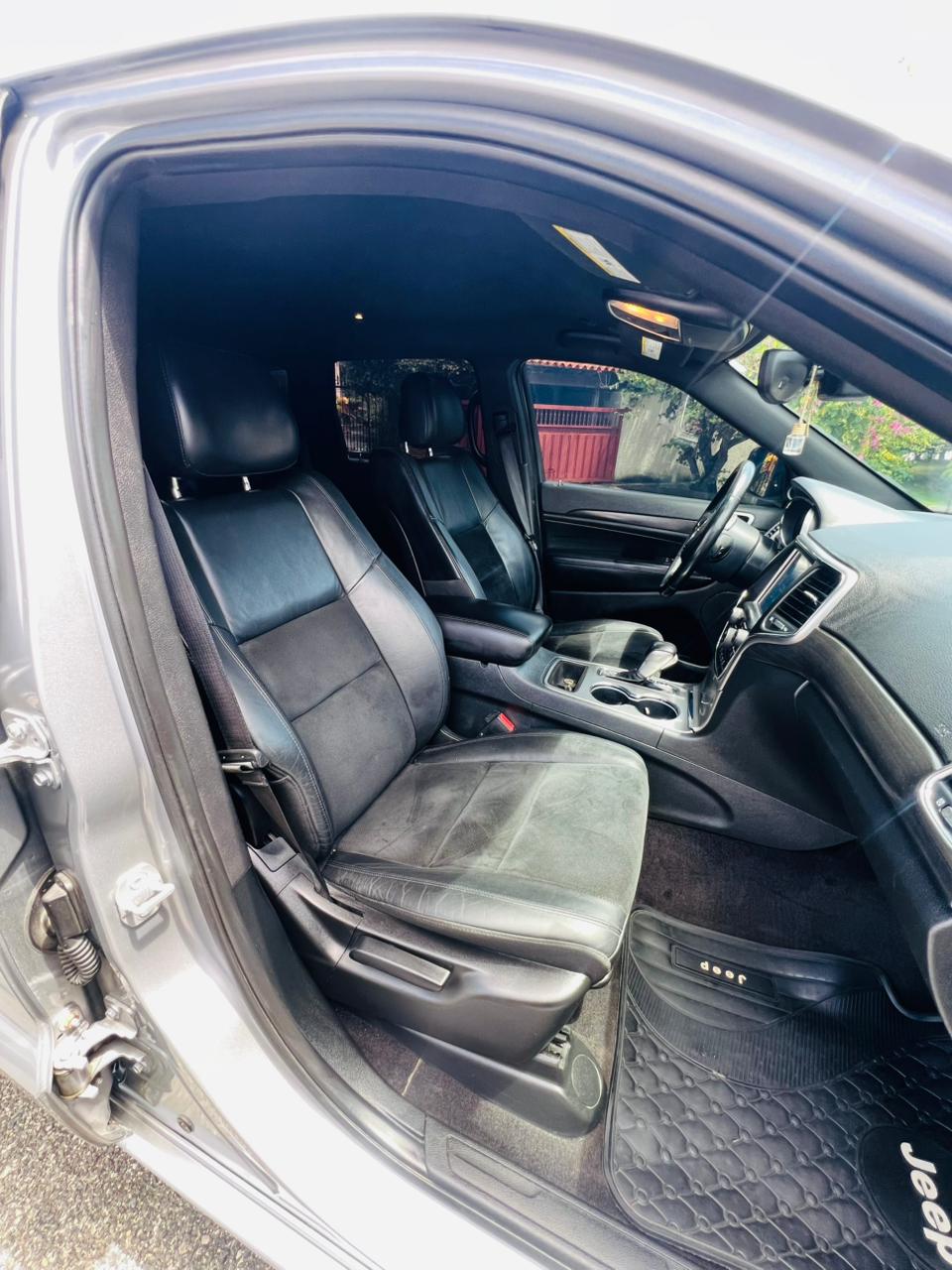 Jeep Grand Cherokee Modelo Laredo  Año 2018  4x4  Foto 7322579-7.jpg